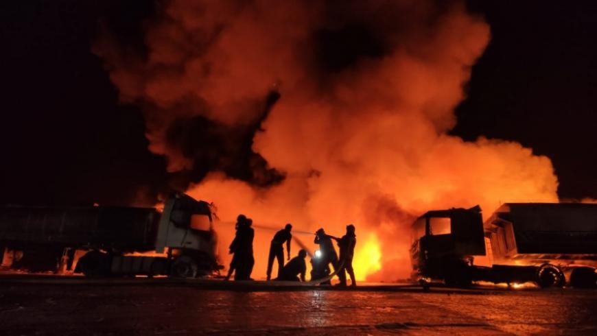 فيديو رهيب لحظة القصف الروسي لتجمع صهاريج النفط في معبر باب الهوى