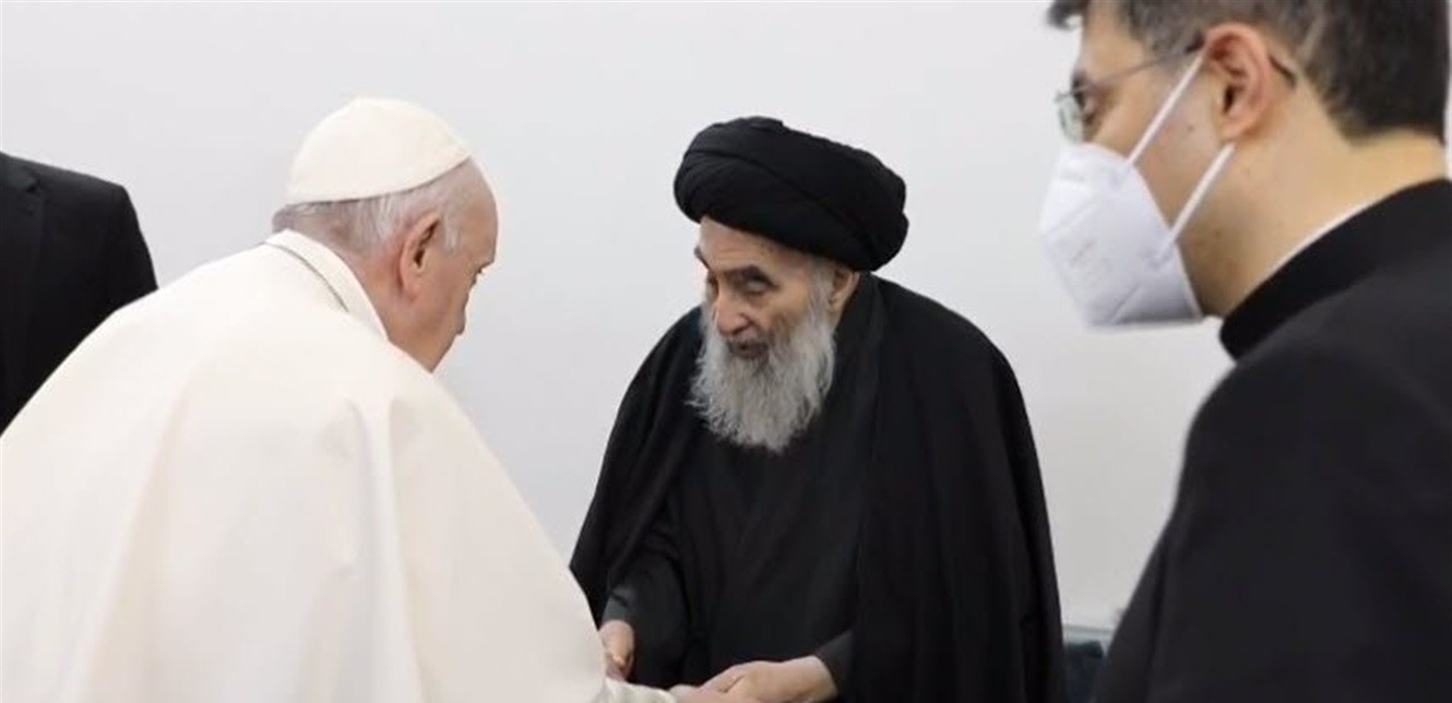 تشابكا بالأيدي في 