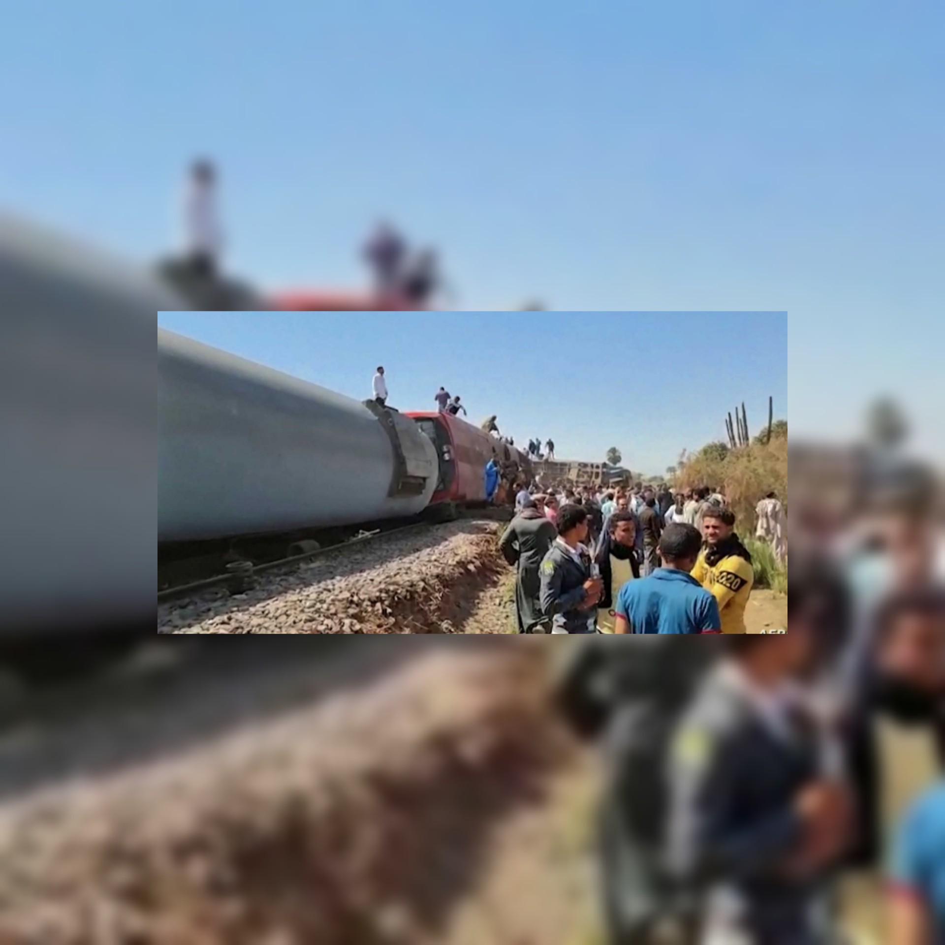 مصر : فيديو شاب مستهتر يستلقي تحت القطار .... وزير النقل المصري حنجيبه مش حنسيبه