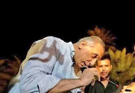 مصطفى الكاظمي في موقف محرج بعدما رسم علم العراق على وجه طفل بالمقلوب وأثار سخرية واسعة