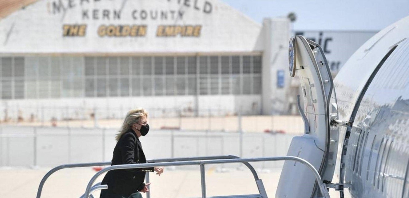 زوجة بايدن مضيفة جوية توزع المثلجات