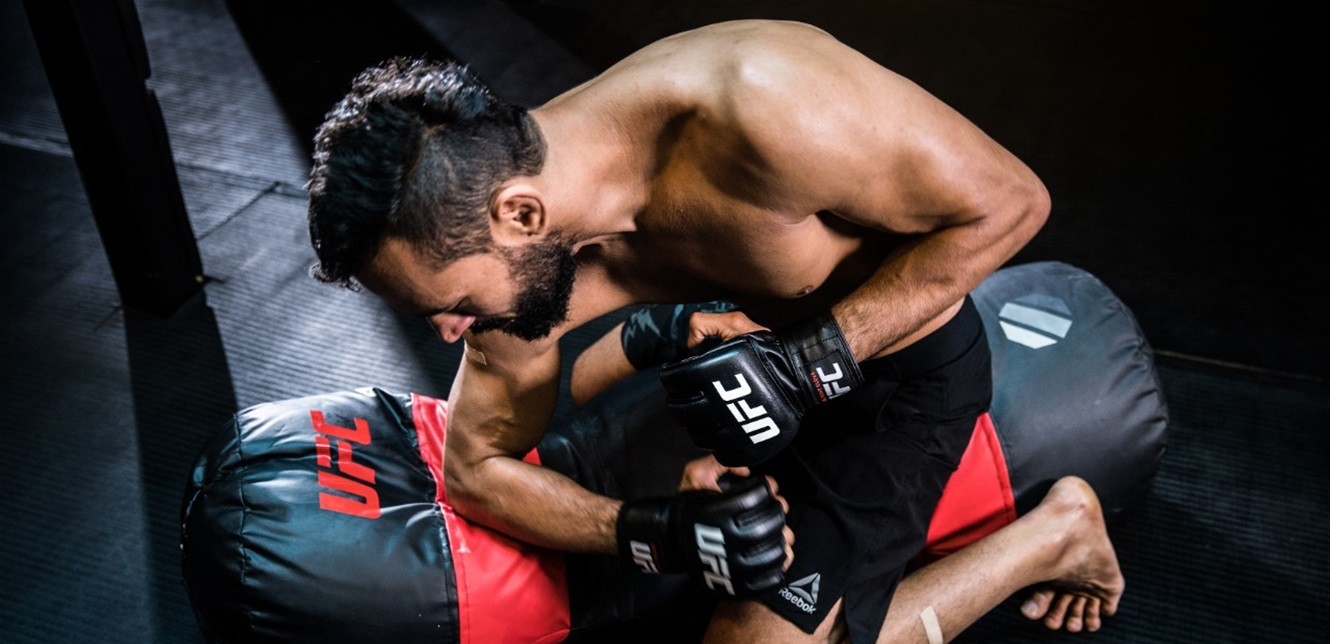 رئيس الشيشان يصارع أحد أبطال المصارعة