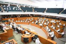 بالفيديو: صراخ وعراك وفوضى عارمة داخل مجلس الأمة الكويتي في أول أيام رمضان