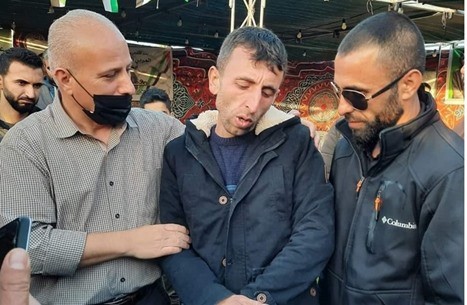 بعد 17 عاما في الأسر...لم يتعرف على أمه وإخوته.. الأسير منصور الشحاتيت يخرج من سجون الاحتلال فاقدًا للذاكرة