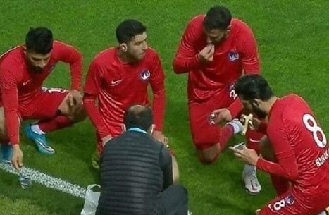 بالفيديو: لاعبون يستغلون توقف المباراة للإفطار في أول أيام رمضان