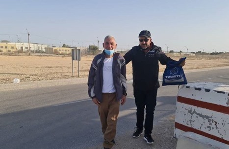 بالفيديو: عناق حار لأسير فلسطيني بعد 35 عاما في سجون الاحتلال