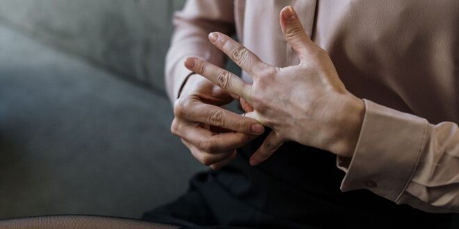 في سوريا... رفضت حذف تعليقها على أحد المنشورات فكان الطلاق بانتظارها