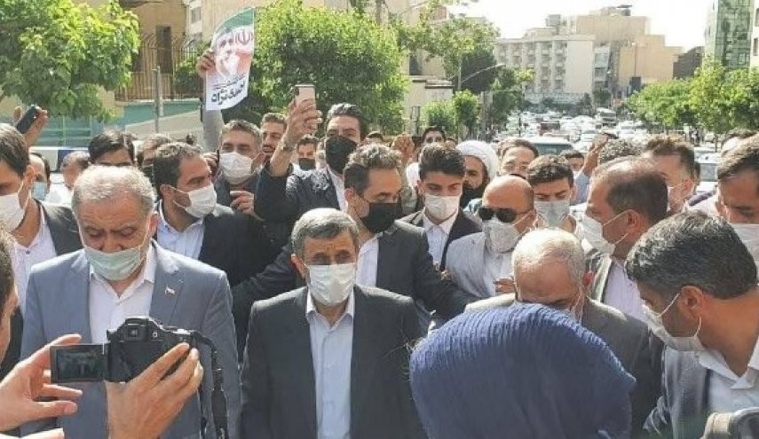 أحمدي نجاد يعلن ترشحه لانتخابات الرئاسة الإيرانية