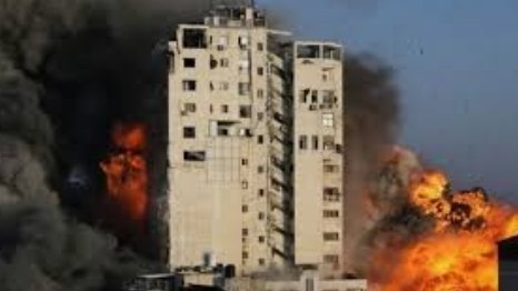 بالفيديو / محتجون ينفذون وقفة ضد زيارة بلينكن ويحملون نعوشا بأسماء ضحايا غزة وسط رام الله 