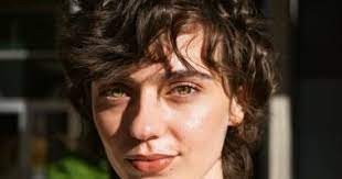 أسوشيتد برس تفصل صحفية لانتقادها التغطية الإعلامية لأحداث فلسطين