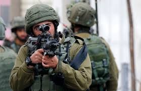 وحشية العدو الإسرائيلي...على غرار جورج فلويد شرطي إسرائيلي يخنق شابا فلسطينيا حتى الموت