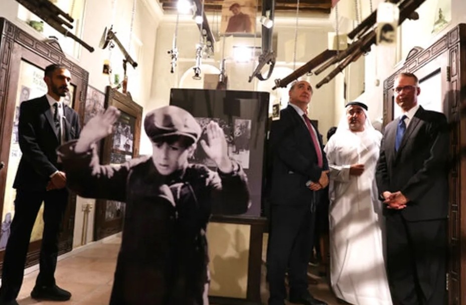 بالفيديو / السفير الإسرائيلي من الإمارات : ما كنت احلم قبل 70 سنة ان ازور معرضا للهولوكوست في دبي