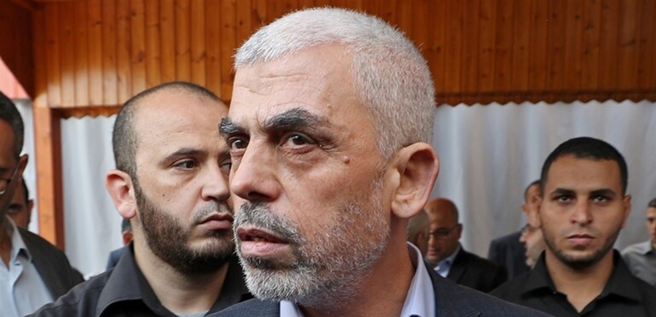 طائرات الإحتلال تستهدف منزل السنوار في غزة.. وهذه رواية أدرعي