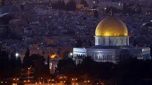 للقدس سلام آت...لن يقفل باب مدينتنا فأنا ذاهبة لأصلي...سأدق على الأبواب...وسأفتحها الأبواب