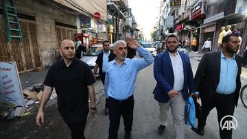 بالفيديو: السنوار يتحدى وزير جيش العدو ويعود مشياً على الإقدام إلى منزله