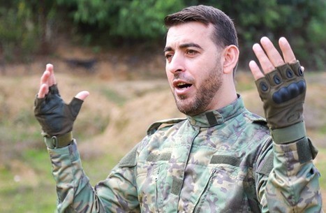 أسير محرر يغني للمقاومة....