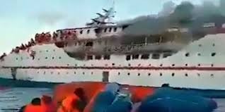 بالفيديو: كارثة كادت تقع....النيران تلتهم سفينة مكتظة بأكثر من 200 راكب