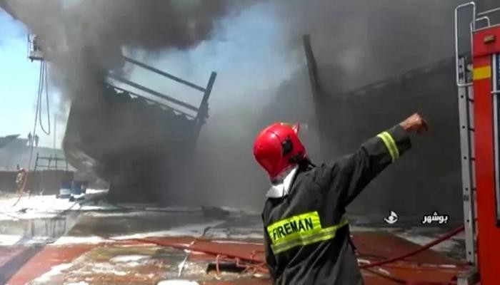 بالفيديو....حريق ضخم على مداخل مدينة بوشهر النووية
