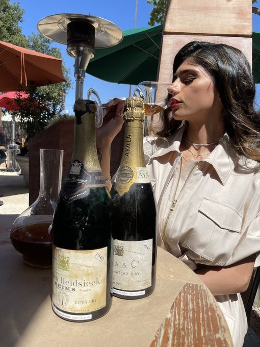 ميا خليفة تنشر صورة مع زجاجة شامبانيا من الحقبة النازية وتهاجم إسرائيل