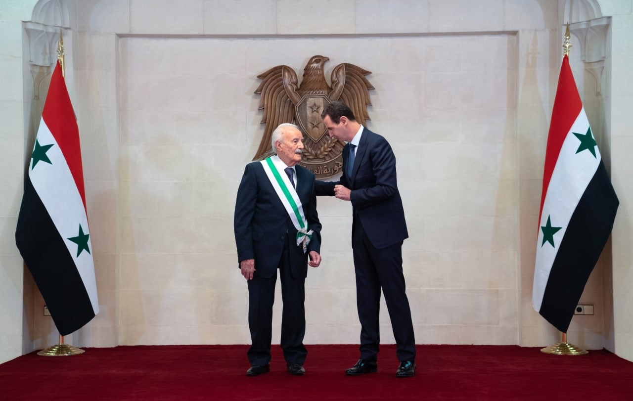 بالصور: الرئيس الأسد يقلد العماد علي أصلان وسام الاستحقاق من الدرجة الممتازة..فمن هو