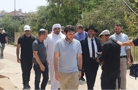 وفد إماراتي يزور مستوطنة برام الله...وهذا ماقدمه