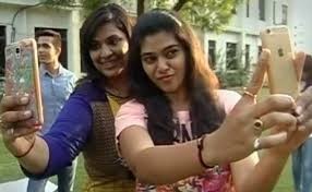 مقاطعة هندية تفرض حظراً صارماً على التقاط صور السيلفي.. والسبب