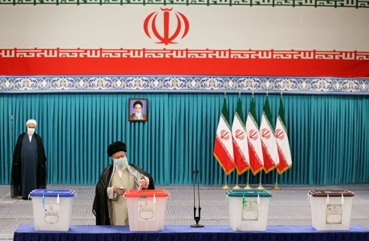 انتخابات إيران تنطلق..السيد خامنئي ينتخب ويؤكد: الشعب الإيراني يقرر مصير البلاد