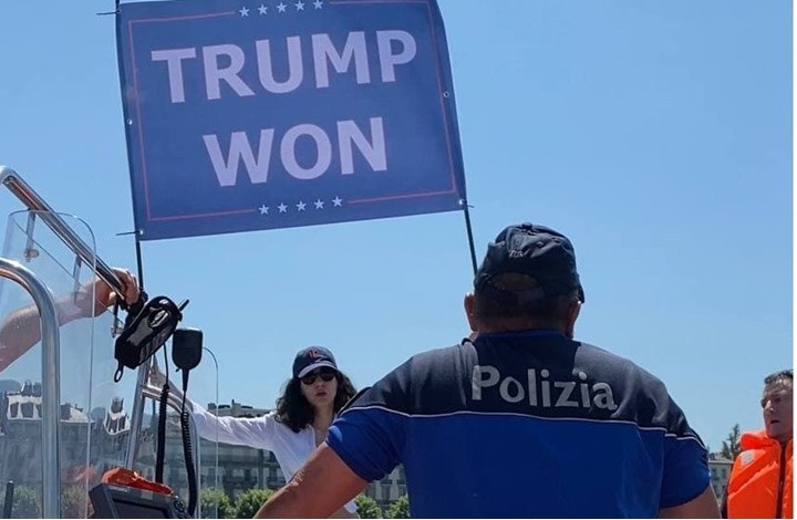 بالفيديو: نور ابنة أخ بن لادن تثير ضجة بلافتة رفعتها بجنيف