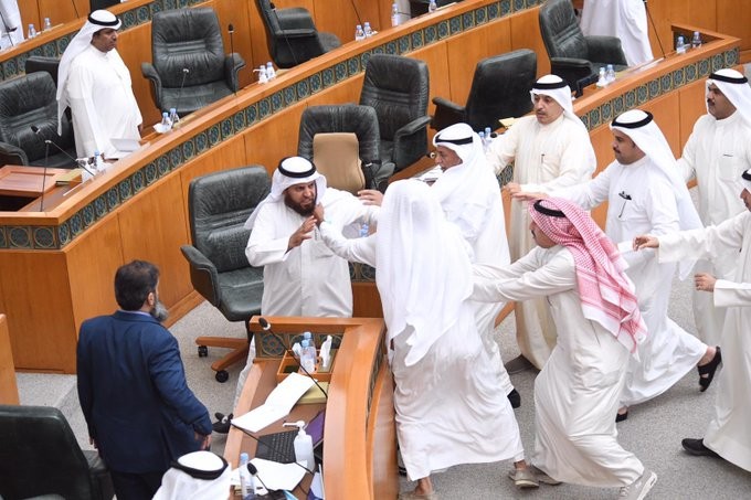 اشتباك بالأيدي بين نواب البرلمان الكويتي بسبب ميزانية الوزارات