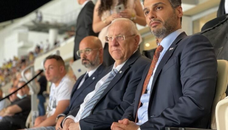 فيديو وصور: سفير الإمارات إلى جانب الرئيس 