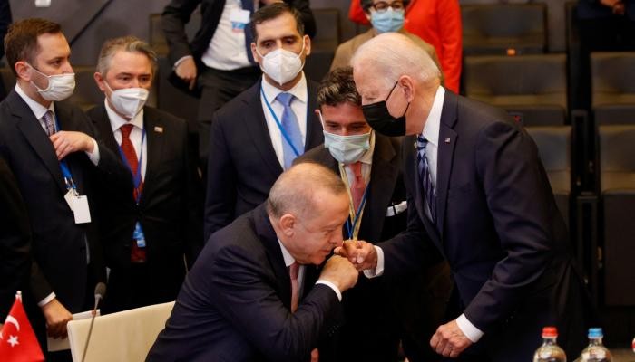 أردوغان يتلمس رضا واشنطن في مطار كابول