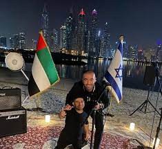سخاء الامارات بتوزيع الاقامات الذهبية يطال فنان 