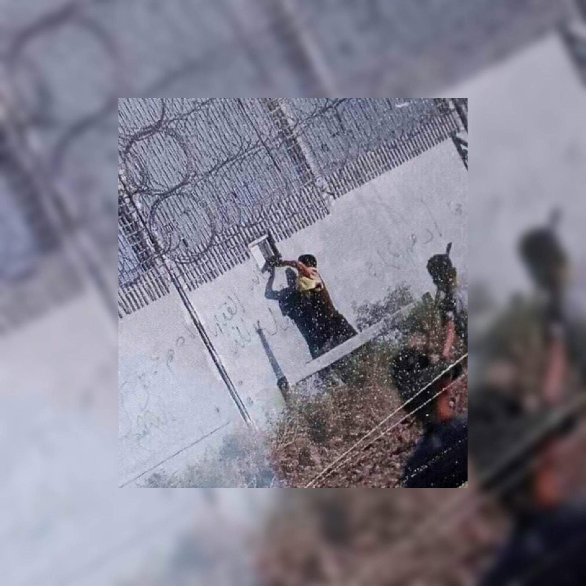 بالفيديو والصور / شاب فلسطيني يحاول سحب سلاح جندي إسرائيلي ...وسقوط جرحى ضمن مهرجان سيف القدس لن يغمد شرق غزة