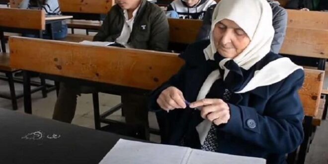 حتى في وسط الركام يمكن رؤية النور والامل عمرها 79 سنة وتتخرج من الجامعة.