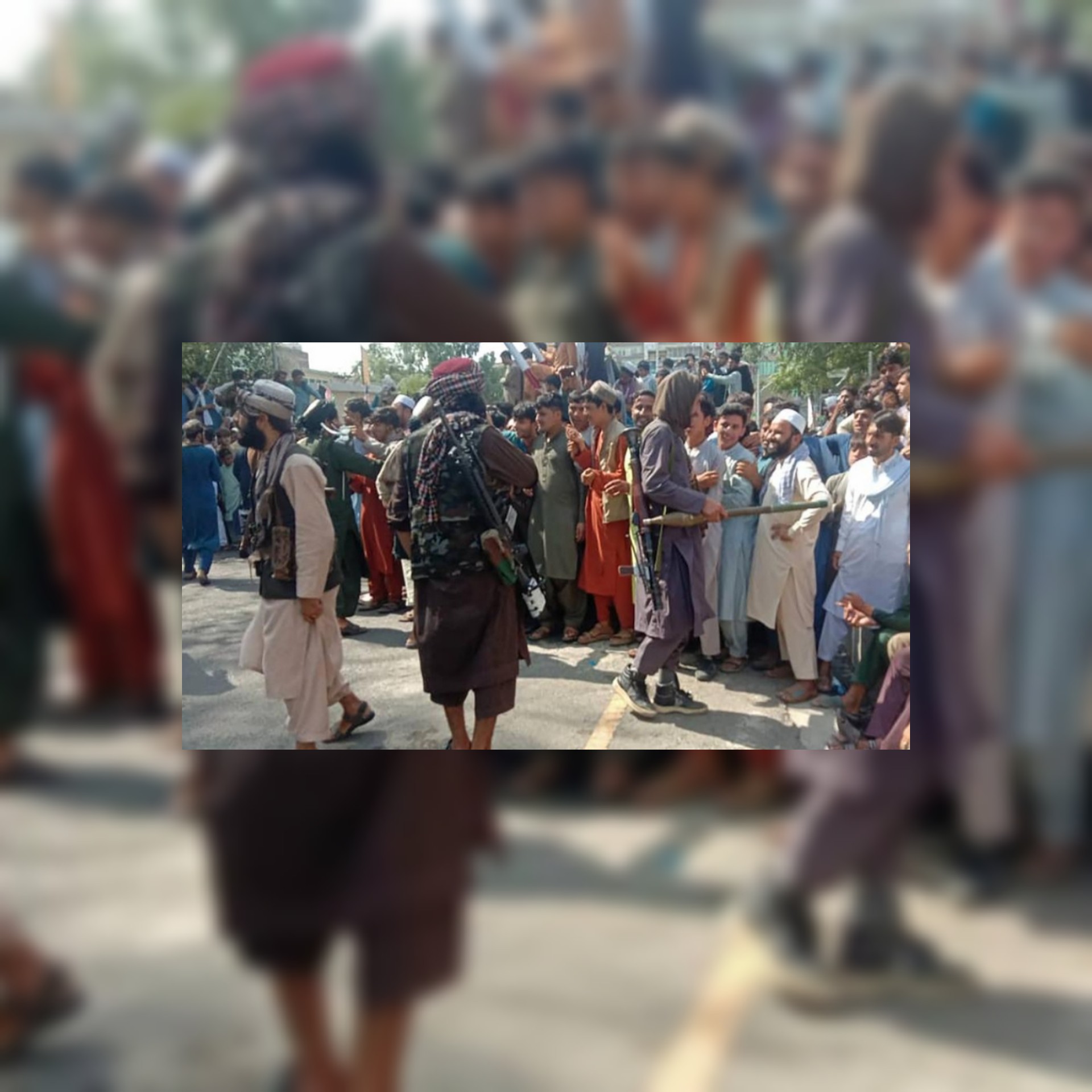 أفغانستان: قتلى في أول احتجاجات مناهضة لطالبان وتمثال لزعيم شيعي يتعرض للتدمير بعد عودة طالبان