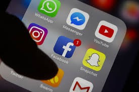 مواقع التواصل الاجتماعي تعلن عن إجراءات ضد “طالبان”.. حظرت حساباتها وصنَّفتها “إرهابية”