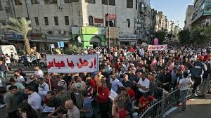 معهد إسرائيلي: مكانة محمود عباس وسلطته تضعضعت وعلى تل أبيب منع سقوطه