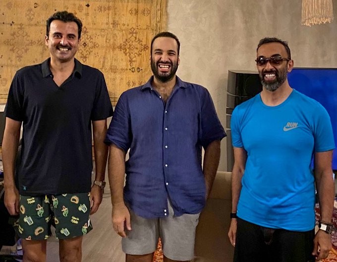 بعد عداوة غير مسبوقة...أمير قطر وولي العهد السعودي ومسؤول إماراتي في صورة واحدة