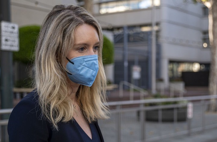 بدء محاكمة أصغر مليارديرة أمريكية...والتهمة