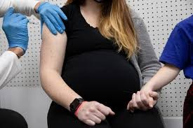 لقاح كورونا للمرأة الحامل يحمي الأم والجنين، وهذه توصيات الخبراء
