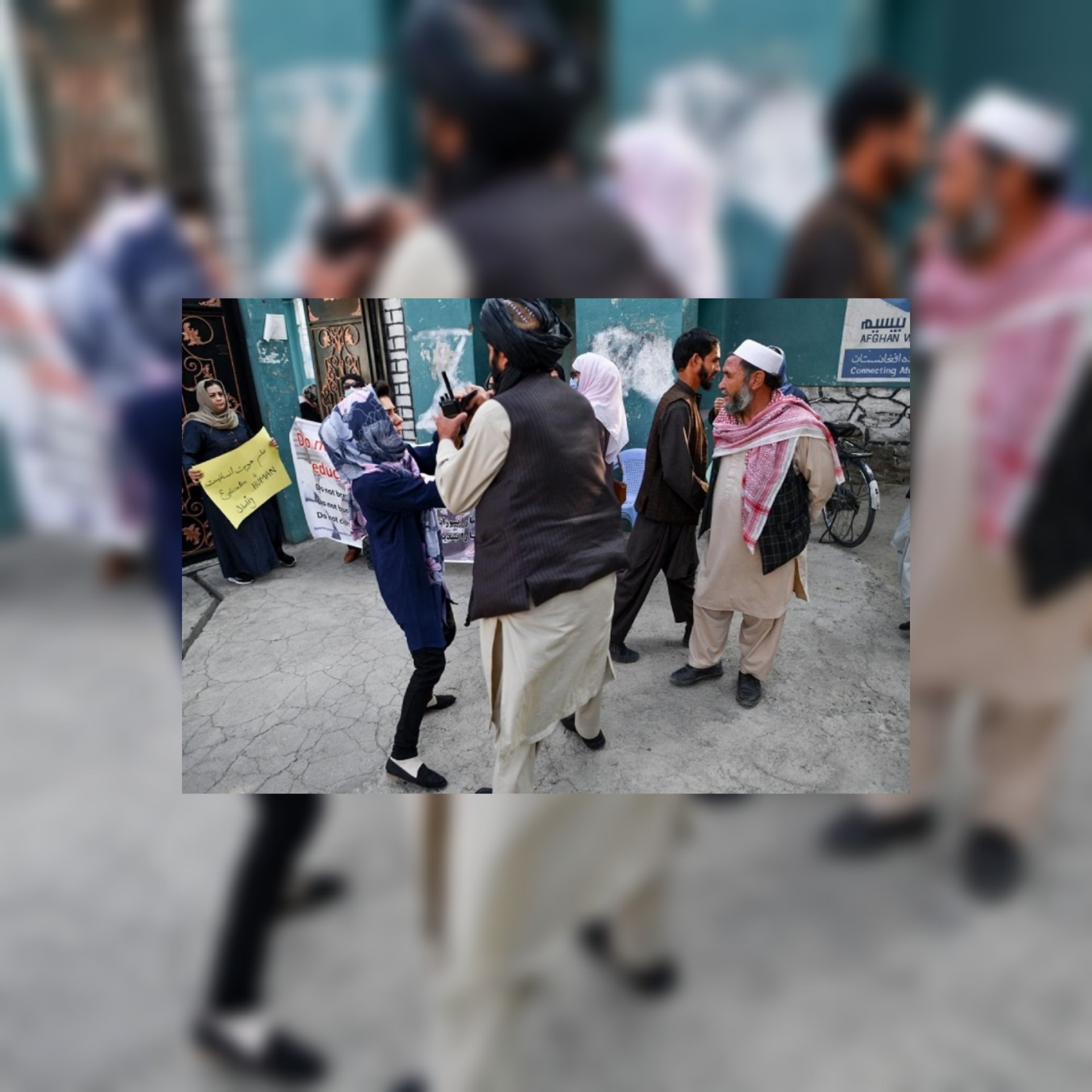 طالبان تفرق بالقوة تجمعا لنساء أفغانيات حاولن التجمع للمطالبة بحقهن في التعليم