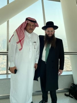 بالفيديو: حاخام إسرائيلي يتجول في شوارع الرياض