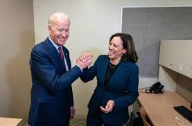 ماذا أهدى بايدن إلى نائبته هاريس في عيد ميلادها