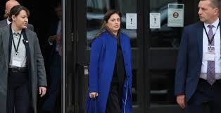 بالفيديو: هروب سفيرة الاحتلال ببريطانيا.. نشطاء مؤيدون لفلسطين طردوها